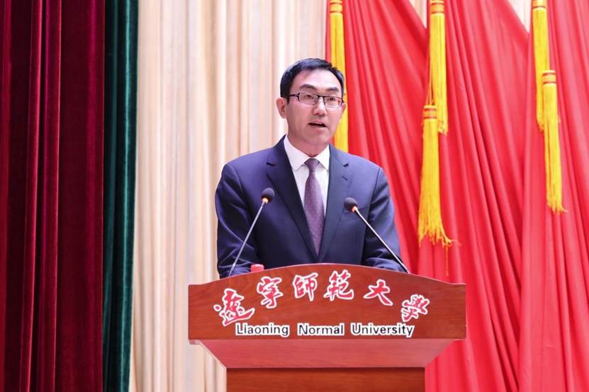 窗帘前站着穿西装的男人 AI 生成的内容可能不正确。