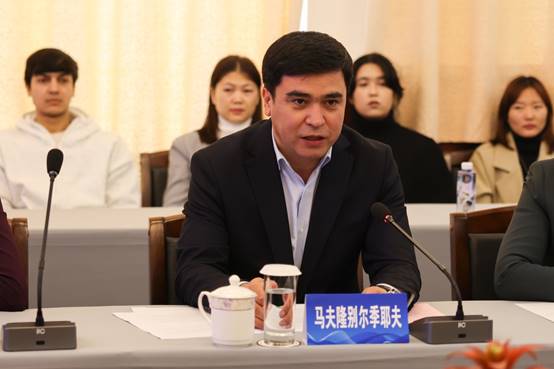 说明: 一群人坐在桌子前 AI 生成的内容可能不正确。