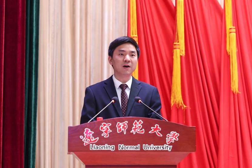 图片包含 窗帘, 男人, 人, 前 AI 生成的内容可能不正确。