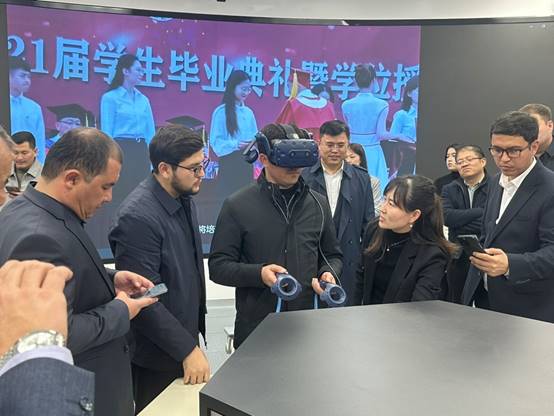 说明: 一群人站在台上演讲 AI 生成的内容可能不正确。