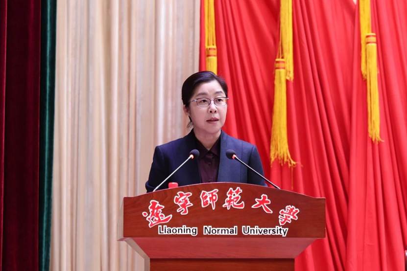 图片包含 窗帘, 前, 男人, 站 AI 生成的内容可能不正确。